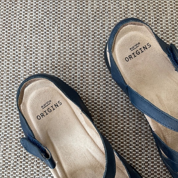 Earth Origins Sandals navy blue. 7 1/2 medium. - Picture 4 of 9